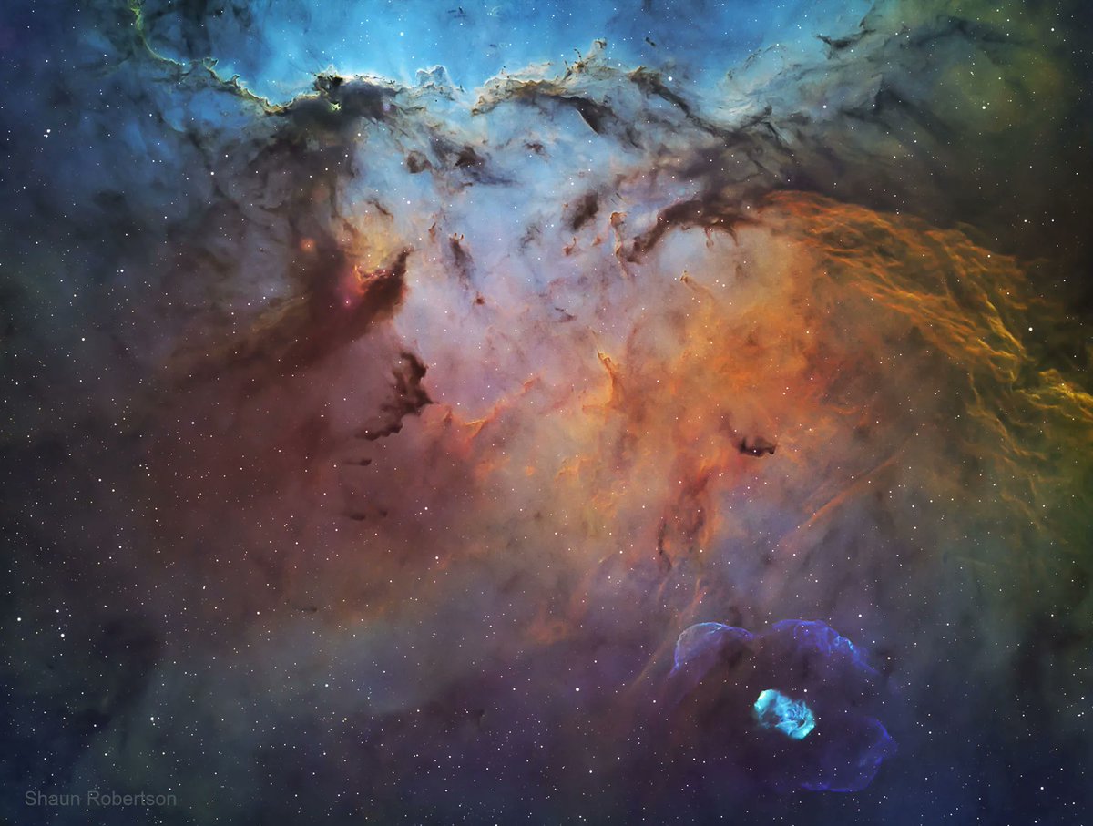 alex_riveiro's tweet photo. NGC 6188 es parte de una región de formación de estrellas donde nos encontramos con un paisaje muy llamativo. En la parte superior, dos dragones parecen estar peleando. ¿Eres capaz de verlos? La región está a 4000 años-luz del Sistema Solar y mide 150 años-luz. #FelizSabado https://t.co/uG4Lx25GvI