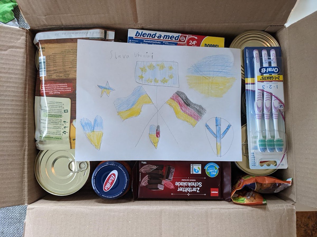 CFinckelstein's tweet photo. Haben gerade ein #Ukraine #Hilfspaket gepackt.
Einfach kostenloses Label von DHL draufkleben und abgeben.

Hilft auch gegen das Gefühl der Machtlosigkeit.
https://t.co/OZy31yx7gD https://t.co/Q5n8LGz9ft