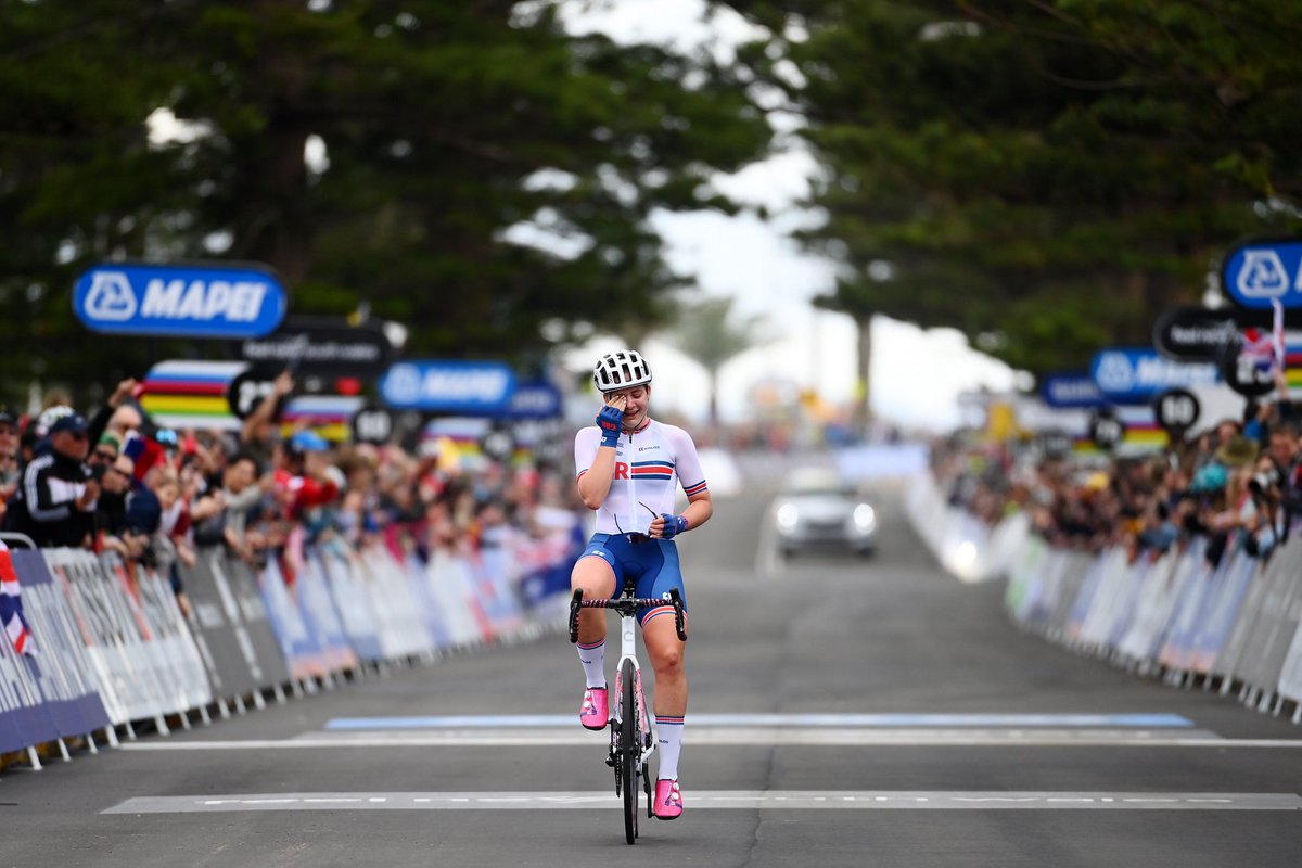 RidgeRacingCS's tweet photo. The ladies are killing it!

@Backstedt_Zoe completes cycling with the Junior Road title completing 5! Rainbow bands.
@AvVleuten adds the world's 🌈 to her triple crown of @lavuelta 🇪🇸 @LeTourFemmes  🇫🇷 and @giroditalia 🇮🇹

#Wollongong2022 #uciworldchampionships #GBR https://t.co/n7pCTdd3Qu