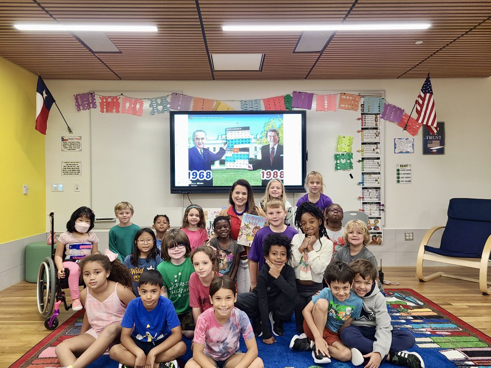 We are celebrating Hispanic Heritage Month! Reading and creating “papel picado” with 2nd grade made for a perfect Friday! <a href="/cheetahchandler/">Carlena Chandler Elementary School</a> <a href="/LibraryChandler/">ChandlerLibrary</a>