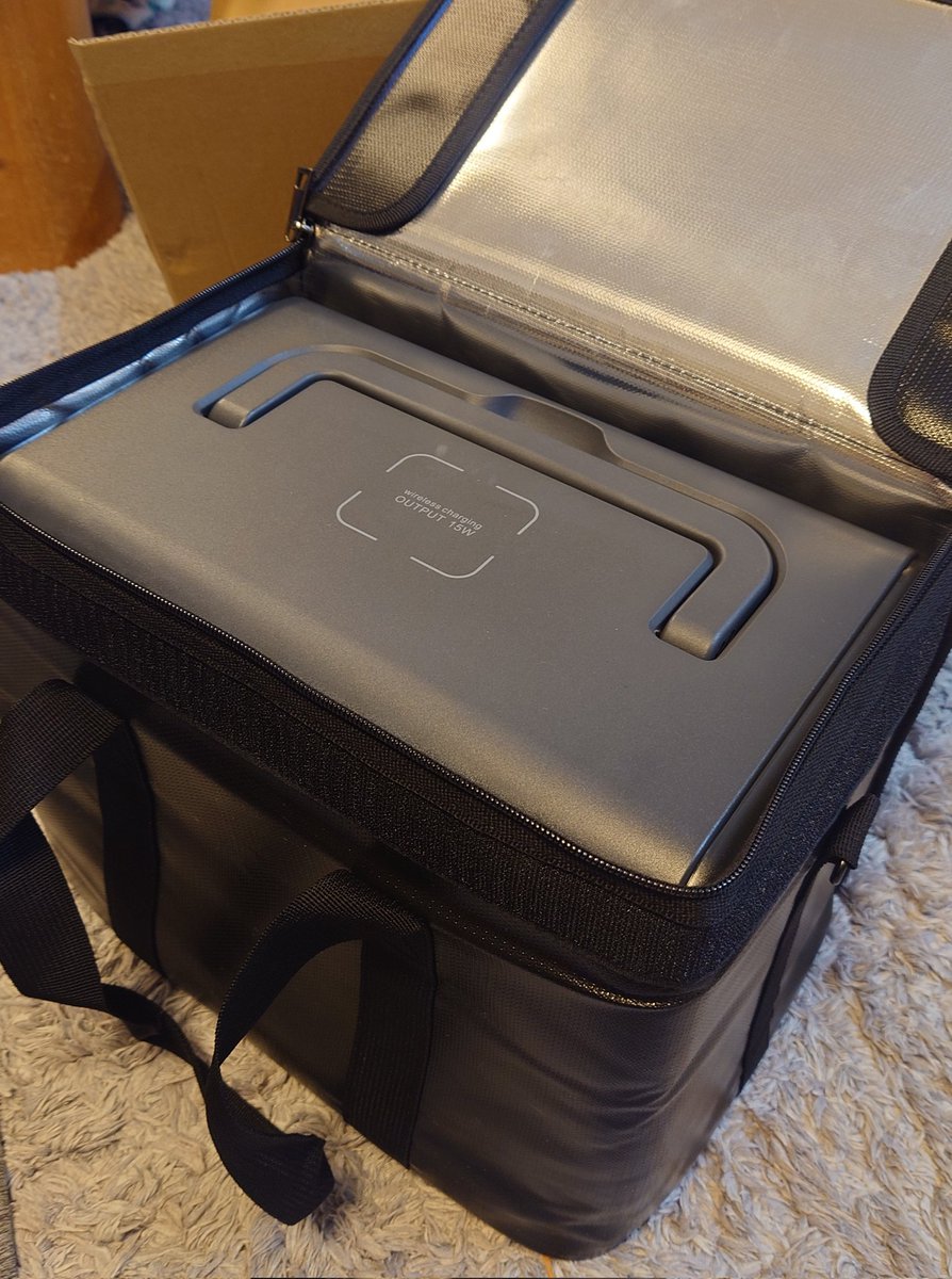 yasijaa's tweet photo. ポタ電用になんかケースと思って買ったやつがピッタリすぎて、1mmの隙間なく、いや1mmくらいオーバーしてるかものジャスト感で草
#ポタ電 #Bluetti #EB70S #BluettiEB70S #キャンプ https://t.co/Io08MNxkn1