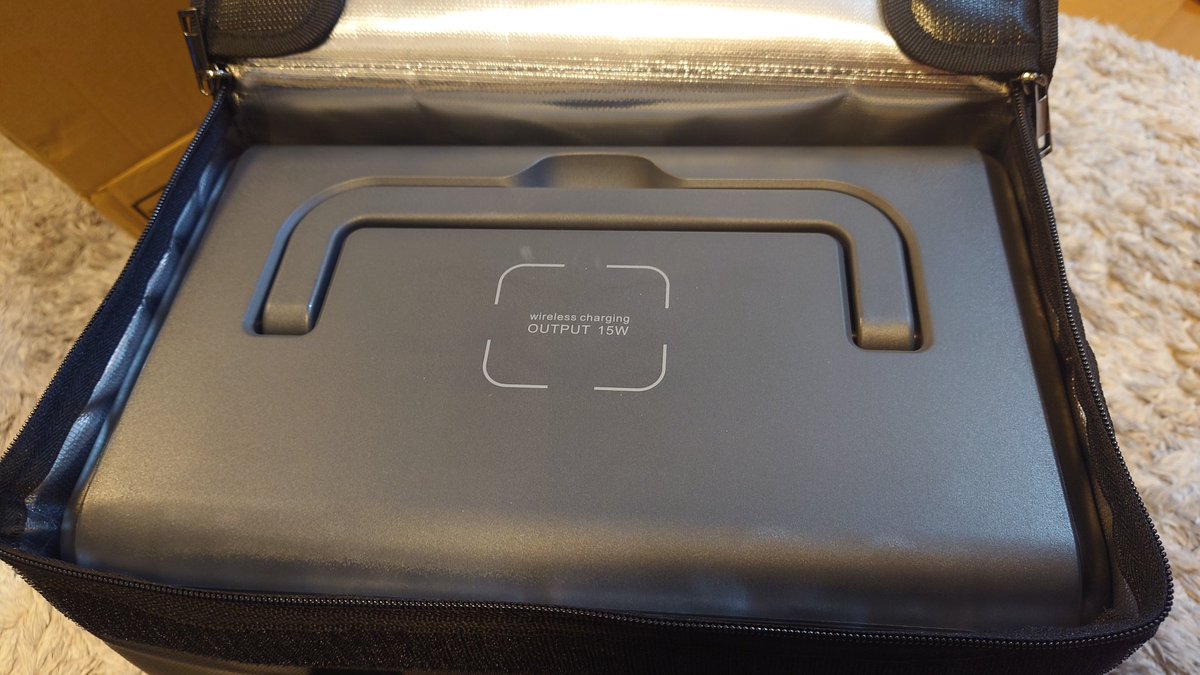 yasijaa's tweet photo. ポタ電用になんかケースと思って買ったやつがピッタリすぎて、1mmの隙間なく、いや1mmくらいオーバーしてるかものジャスト感で草
#ポタ電 #Bluetti #EB70S #BluettiEB70S #キャンプ https://t.co/Io08MNxkn1