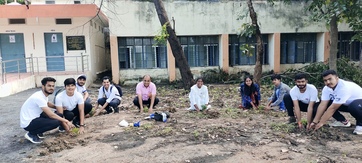 PANJALI_02's tweet photo. Celebrating NSS-DAY on 24th September by doing Plantation at @ggv_smc by @nssggcuCG under Dr.Dilip Jha sir.  @chakrawalalok @GovernorCG @NssChhattisgarh @askabir_ @NSSRDBhopal  @_NSSIndia @NssrdB @YASMinistry  @pankajsinghips @PMOIndia  @Nyksindia  @ianuragthakur @NssEnggTechGgv https://t.co/L6dsf7zeQn