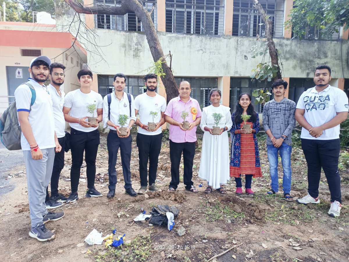 PANJALI_02's tweet photo. Celebrating NSS-DAY on 24th September by doing Plantation at @ggv_smc by @nssggcuCG under Dr.Dilip Jha sir.  @chakrawalalok @GovernorCG @NssChhattisgarh @askabir_ @NSSRDBhopal  @_NSSIndia @NssrdB @YASMinistry  @pankajsinghips @PMOIndia  @Nyksindia  @ianuragthakur @NssEnggTechGgv https://t.co/L6dsf7zeQn