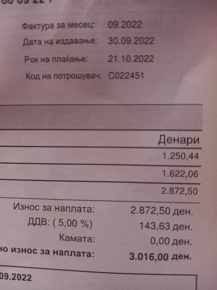Kafedzikata's tweet photo. БЕГ: издава фактура во среде септември а со дата на издавање 30.09.?!?
Износ поголем за 600 денара.
Сега не ми е јасно дали ова е за потрошено минатата грејна сезона или е авансна фактура за следната? 🤔 https://t.co/vKtjD0OFhy
