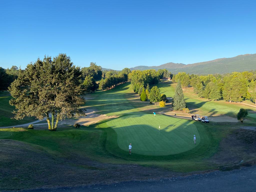 Balne_Mondariz's tweet photo. Así amanece un nuevo día nuestro campo de golf. Condiciones insuperables para recibir una nueva edición del Torneo Peregrinación de @AESGOLF_Spain Deseamos a los 170 asistentes que tengan una semana de gran juego y descanso🏌️‍♀️🏌️. 
Suerte a todos!
#torneoperegrinación
#golfamateur https://t.co/O5a4bZbG6j