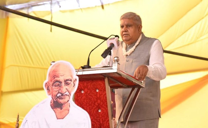 VPIndia's tweet photo. महात्मा गांधी एक नाम नहीं एक सोच थी जिसने पूरे विश्व को प्रभावित किया है। गांधी जी का जीवन, विचार और चिंतन विश्व के लिए थे। भारतीय संस्कृति का मूल तत्व 'वसुधैव क��टुम्बकम' उनके जीवन का सार था। #MahatmaGandhi @HSSOffice https://t.co/gxNHxkqmZm