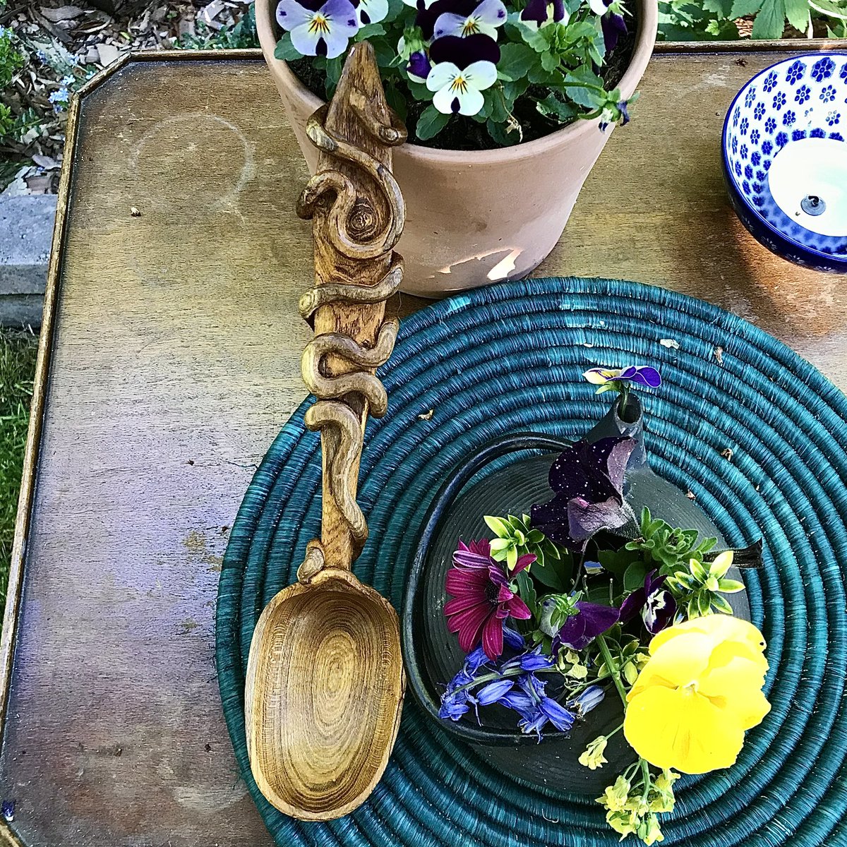 Good morning #UKGiftHour! 
A serving spoon for snake lovers here, hand carved from laburnum &amp; sealed with walnut oil. Inspired by the grain &amp; natural colour of the wood 🐍
Currently 20% off at: carveryn.com/shop
#handmade #shopindie #shopearly #snake