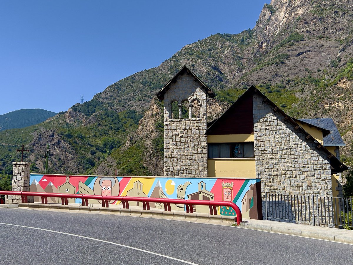 Pere_Moles's tweet photo. Ahir van quedar inaugurats dos nous ‘Murs que Parlen’ a @comusantjulia. Un realitzat per la #sambosque i el nostre de @Reunio_Papaia que porta el títol de POLICROMÀNIC👍🏻 #patrimoni #cultura #art #Andorra https://t.co/HhV1FqkydE