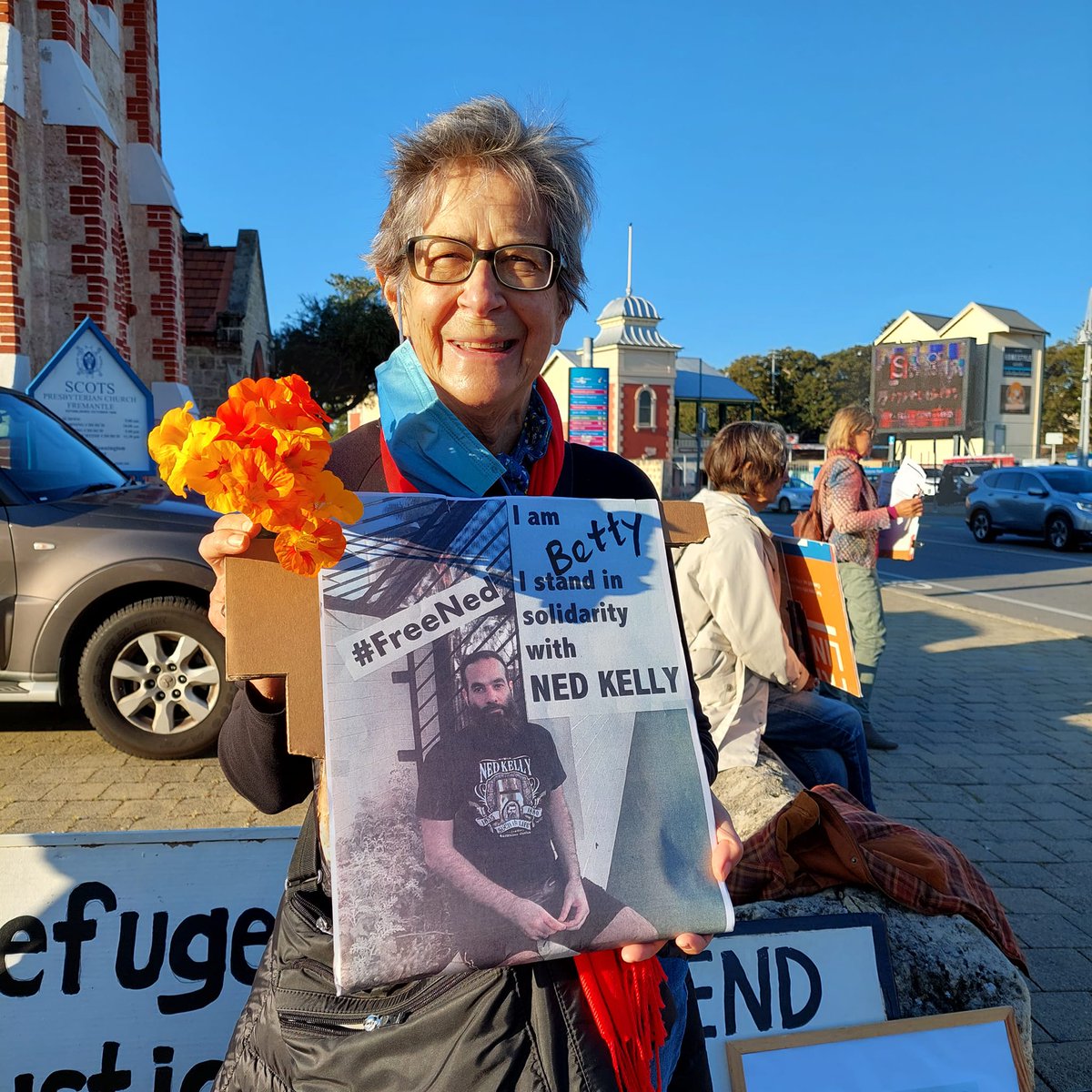 Fremantle Walyalup, 84 yr old Betty is a #Grandmother4Refugee & she stands in solidarity with Iranian refugee @NedKellyEmerald, she is angry that Ned is still being detained. @andrewjgiles & @ClareONeilMP it's time to release Ned.
#10yearstoolong
#FreeNed
#EndIndefiniteDetention