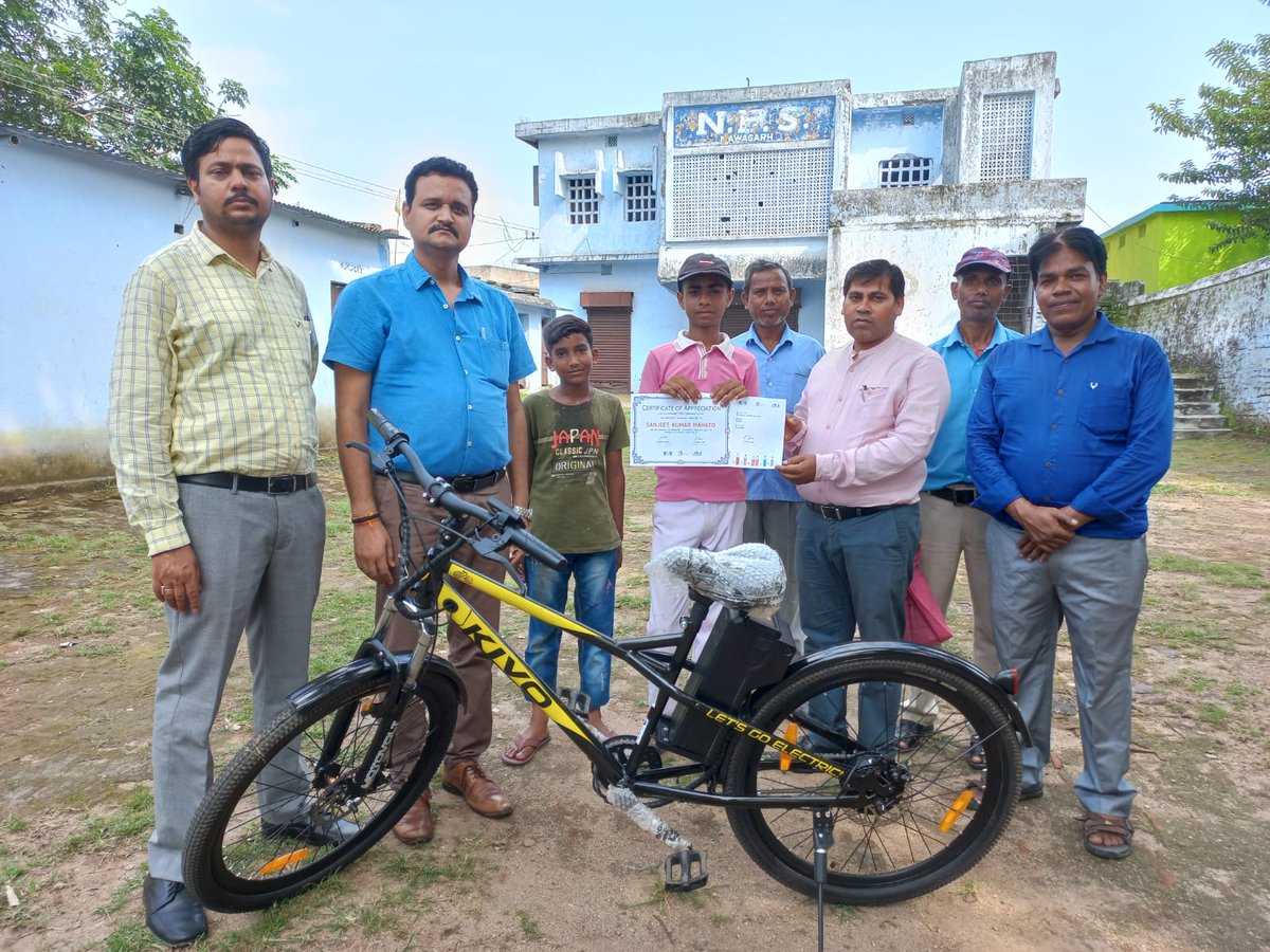 jh_csc's tweet photo. CSC ओलिंयाड मे सफल छात्र छात्राओं को सम्मानित किया गया| #Jharkhand
@CSCJharkhand https://t.co/XmEX5vSseZ