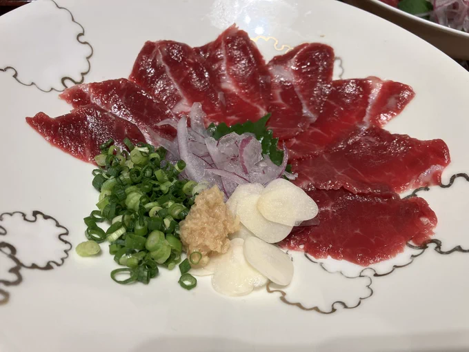 馬刺しにゴマカンパチ!!こ、こんなイカした色合いの馬肉はそうそうありませんぞ〜!!!! 