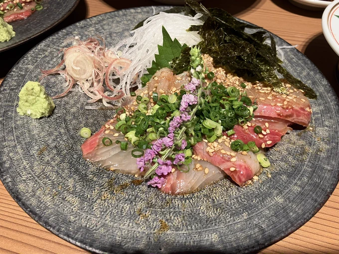 馬刺しにゴマカンパチ!!こ、こんなイカした色合いの馬肉はそうそうありませんぞ〜!!!! 