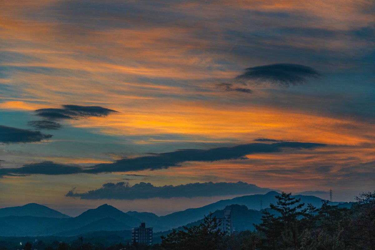 pixelbrew_'s tweet image. “Don’t forget, beautiful sunsets, need cloudy skies.” — Paulo Coelho

EXIF:
- 1/400s, ISO 320, F4, 70mm

#PhotoOfTheDay 
#sunset 
#photography