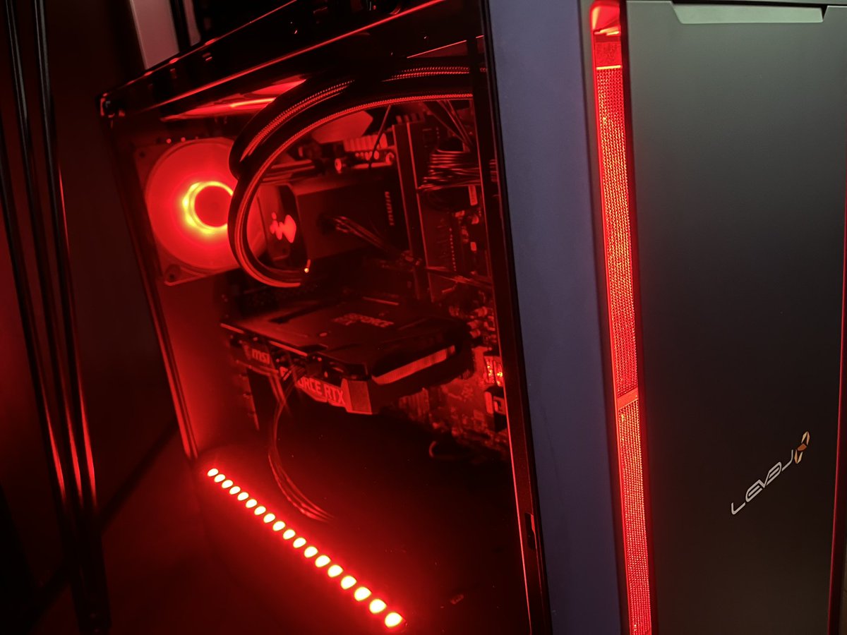 KKabe_nagi's tweet photo. あぁ、AlphaAzurコラボPCなら今オレの横で神々しく赤く光ってるよ……
ありがとうレベルインフィニティ様……
ありがとうアルファさん……
大切に、すっからよ……🙏✨

@LEVEL_INF 
@AzurAlpha 
 #AzurRGBBuild https://t.co/w9TrHugTGE