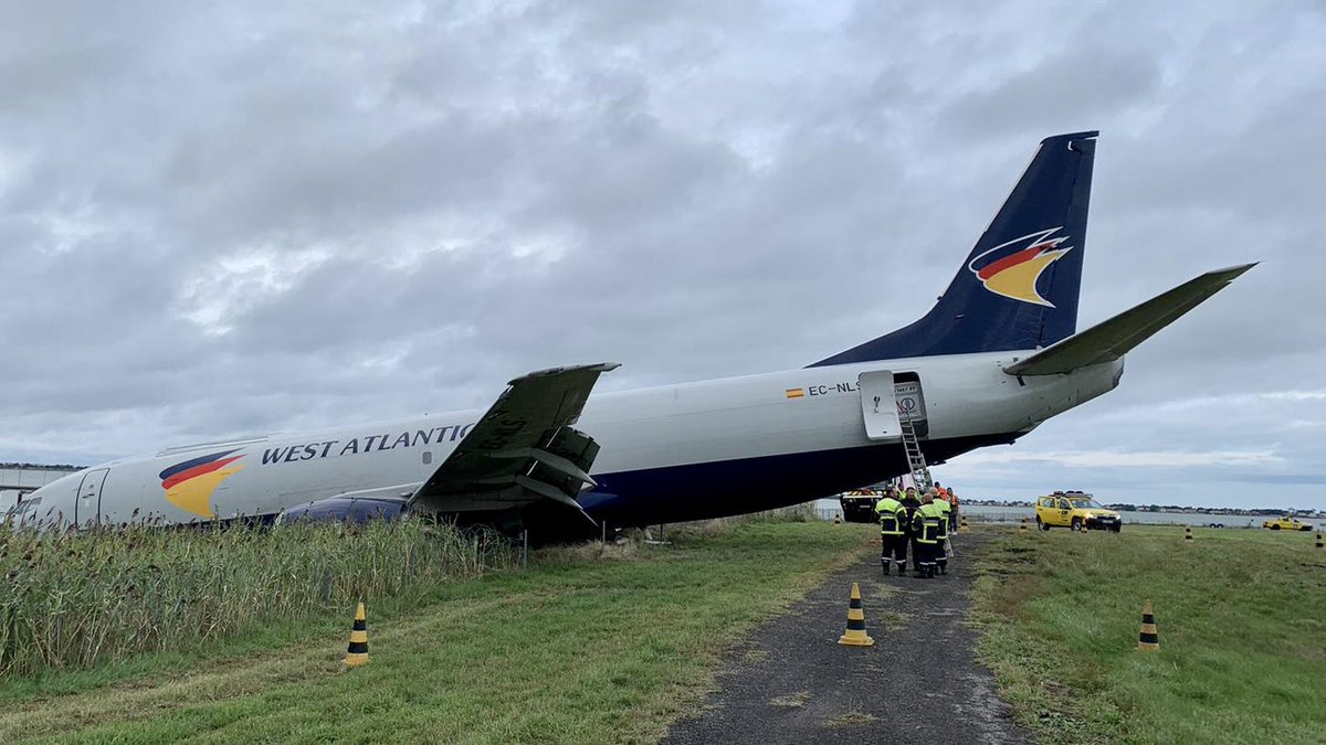 airplusnews's tweet photo. 🔴 Le @BEA_Aero vient de publier les premières photos du Boeing 737 accidenté cette nuit à l’aéroport de Montpellier.

Une équipe est actuellement sur place.

▫️L’aéroport de Montpellier est toujours fermé, et ce pour une durée indéterminée. https://t.co/l6BasQVTsB