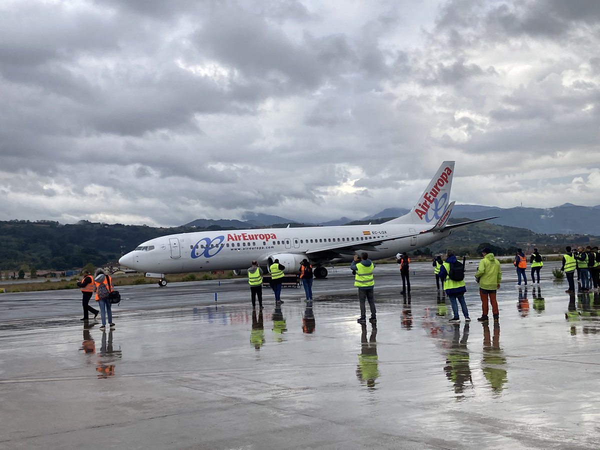 basquespotting's tweet photo. Ya estamos spotteando en el aeropuerto de Bilbao en la VI Euskal Spotting Weekend!!

@aena @AirEuropa https://t.co/BpceUzllgg