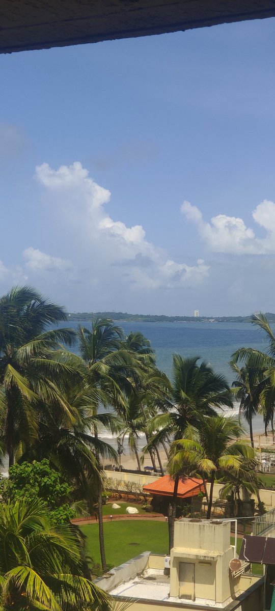 veebee2014's tweet photo. It's so good to see the blue sea in Mumbai !! https://t.co/4uzQNzDCtn