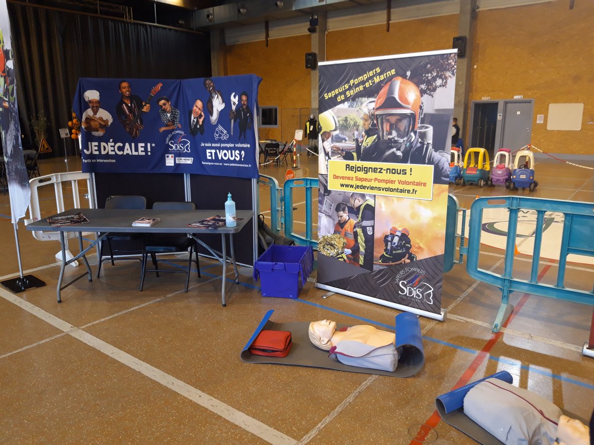 Pannier12's tweet photo. Participation des #pompiers de Vaux le Pénil @Mairie_VLP à la journée #securiteroutiere. Initiation aux #gestesquisauvent et sensibilisation aux #risques de @SecCivileFrance. Information sur les #SPV.
@Sdis77 @BrunoMaestracci @FabriceRambach @roroastico https://t.co/QbPypM8Esl