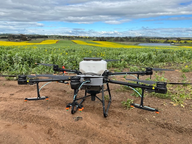 tony_swan64's tweet photo. Digital capability essential in this decile 9 year @CSIRO Boorowa Agricultural Research Station Long Term Farming Systems Experiment. Thanks to Baden from AgDrone Australia for spreading 250kg/ha urea onto our Trifecta canola to try & achieve max yield. π
https://t.co/H5RRTycCB7 https://t.co/kYy3tL1aHg