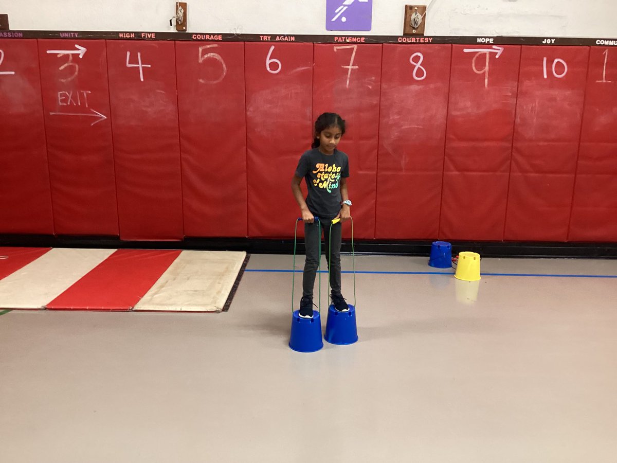 tgree03's tweet photo. #ewlearns #physed First graders enjoying skills stations. https://t.co/W1zwlhwE1r