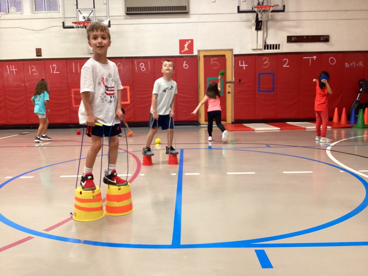 tgree03's tweet photo. #ewlearns #physed First graders enjoying skills stations. https://t.co/W1zwlhwE1r