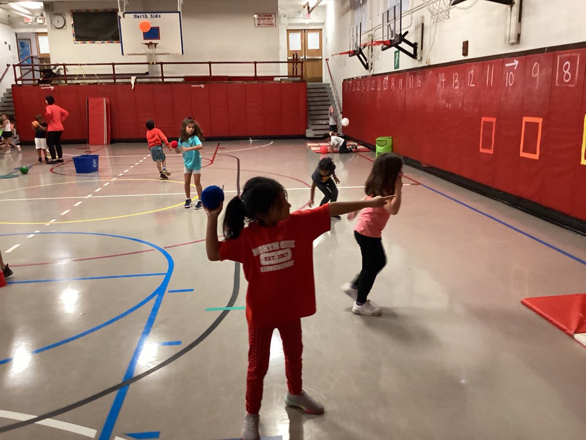 tgree03's tweet photo. #ewlearns #physed First graders enjoying skills stations. https://t.co/W1zwlhwE1r