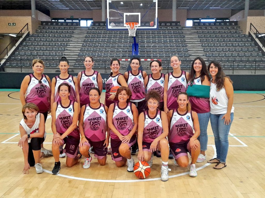 masqueveteranas's tweet photo. Comienza el 2º partido de la jornada:

Pasek (Málaga) Vs. Tortugas (Sevilla)
Agradecemos al @AytoSanFernando las magníficas instalaciones para poder disfrutar del baloncesto #ConLaMismaIlusión 
Gracias a @LIGASLBA #Adaab por su colaboración en los arbitrajes y auxiliares 💚🏀💙 https://t.co/UcxcLIqiCT