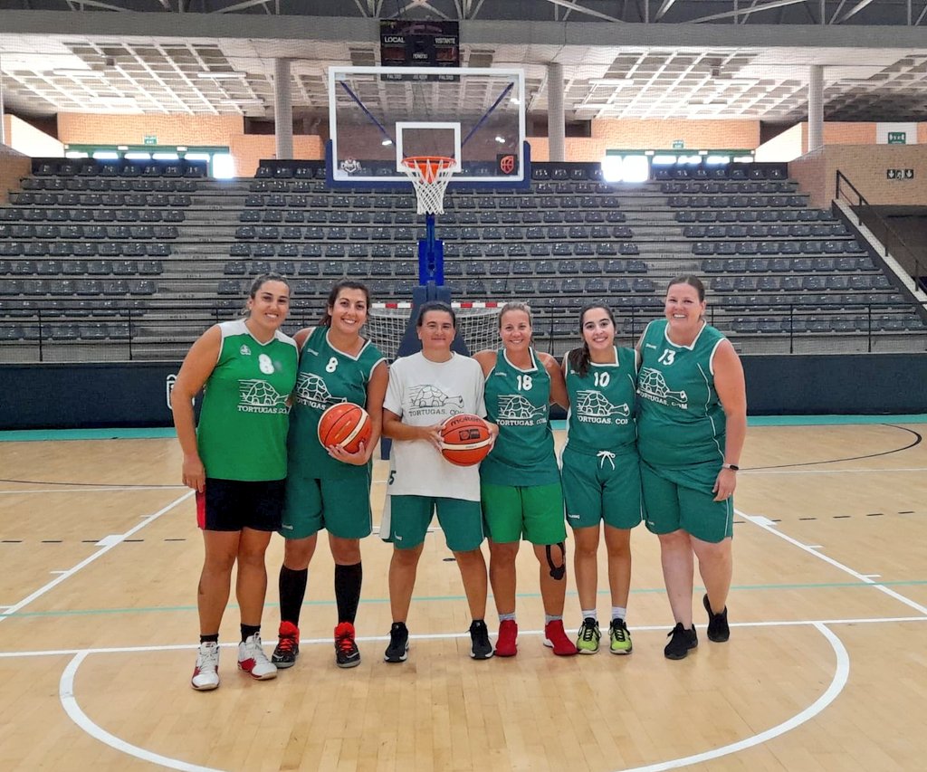 masqueveteranas's tweet photo. Comienza el 2º partido de la jornada:

Pasek (Málaga) Vs. Tortugas (Sevilla)
Agradecemos al @AytoSanFernando las magníficas instalaciones para poder disfrutar del baloncesto #ConLaMismaIlusión 
Gracias a @LIGASLBA #Adaab por su colaboración en los arbitrajes y auxiliares 💚🏀💙 https://t.co/UcxcLIqiCT