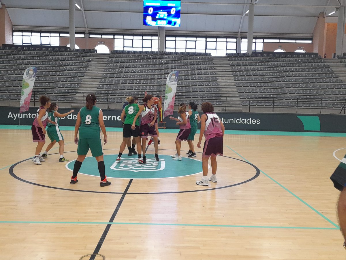 masqueveteranas's tweet photo. Comienza el 2º partido de la jornada:

Pasek (Málaga) Vs. Tortugas (Sevilla)
Agradecemos al @AytoSanFernando las magníficas instalaciones para poder disfrutar del baloncesto #ConLaMismaIlusión 
Gracias a @LIGASLBA #Adaab por su colaboración en los arbitrajes y auxiliares 💚🏀💙 https://t.co/UcxcLIqiCT