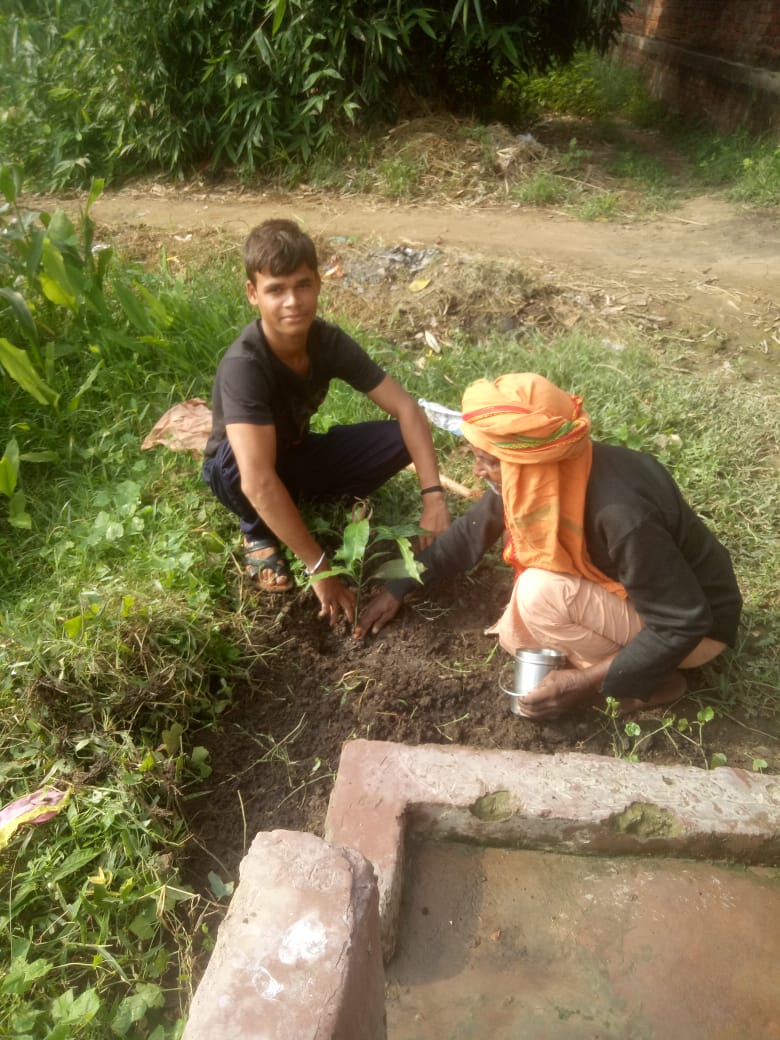 lsbarajpur's tweet photo. रोहतास जिला राजपुर प्रखंड बराव पंचायत के बुजुर्ग दंपत्ति उम्र 100 वर्ष से पर्यावरण एवम साफ–सफाई के प्रति प्यार,कार्य करने का जज्बा को देख कर हम सभी को सीखना चाहिए। @LSBA_Bihar 
@BiharRDD 
@rahulias6 
@dm_rohtas 
@shekhar84357147
@MoRD_GoI
@IPRD_Bihar
@ratnishverma 
@SumanlalKarn https://t.co/iN9PC4EfI4