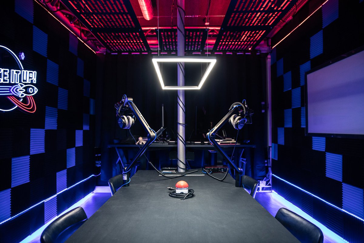 headofpixels's tweet photo. Had a lot of fun overhauling this old meeting room into a rocket fueled podcast/office space! #spaceitup #officegoals #interiordesign #neon https://t.co/oSvn2Db6Le