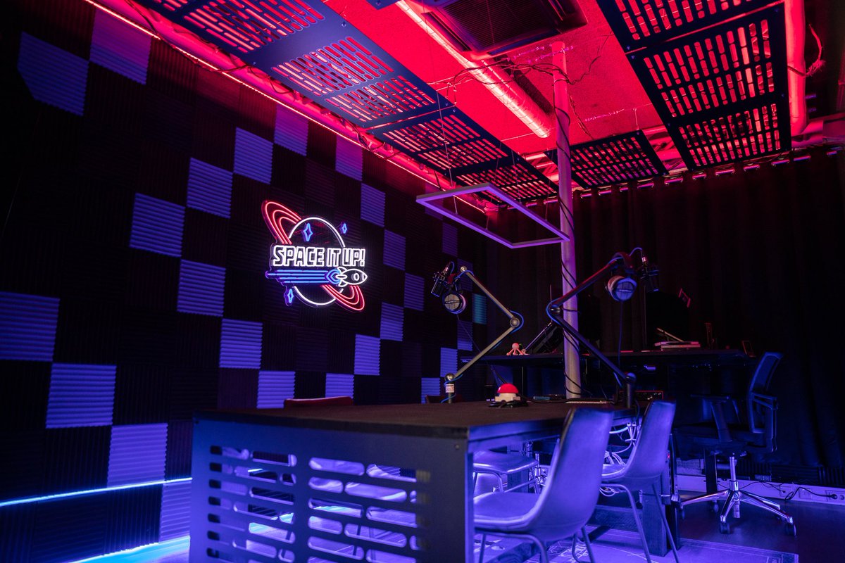 headofpixels's tweet photo. Had a lot of fun overhauling this old meeting room into a rocket fueled podcast/office space! #spaceitup #officegoals #interiordesign #neon https://t.co/oSvn2Db6Le