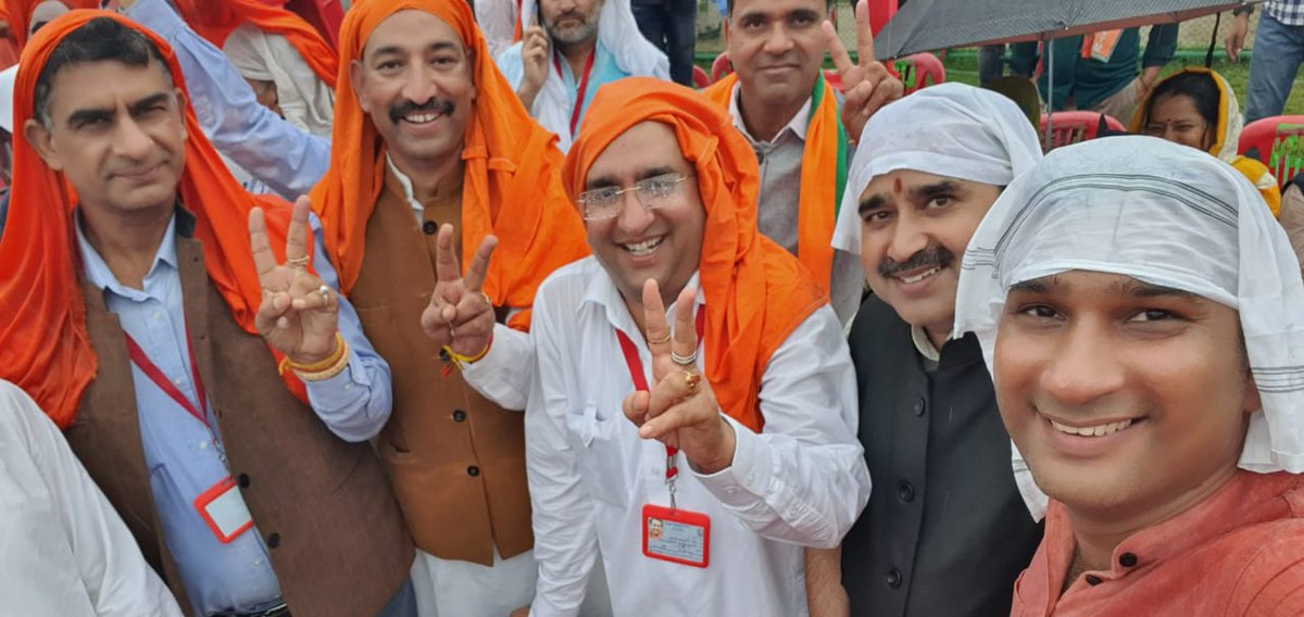 AshutoshbjpSln's tweet photo. आज मंडी के पड्डल मैदान में माननीय प्रधानमंत्री श्री नरेंद्र मोदी जी द्वारा वर्चुअल माध्यम से संबोधित युवा विजय संकल्प ऐतिहासिक रैली का साक्षी होने का सुअवसर प्राप्त हुआ।

#HPYouthWithModi https://t.co/QGlajnFOlI