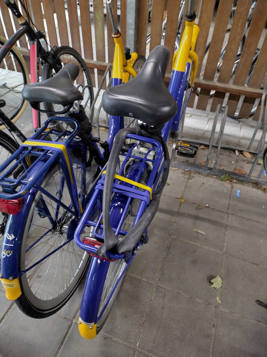 Dierckxsens's tweet photo. Hey @OV_Fiets @NS_online kennen jullie de truc van jullie collega's van de  fietsenstalling in @groningen al? Die lenen een oude binnenband uit om koffer makkelijker op de fiets mee te nemen. Top service. https://t.co/VIhRhbj2Wo
