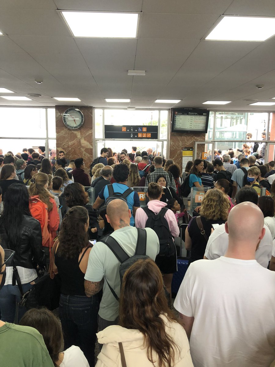 Coses que passen quan poses tota la gent de les estacions de Sants i Passeig de Gràcia a una de molt més petita com la de Sant Andreu. El tren no arriba, diuen alguna cosa pels altaveus però hi ha tant xivarri que no se sent. <a href="/Renfe/">Renfe</a> <a href="/rodalies/">Rodalies Catalunya</a>