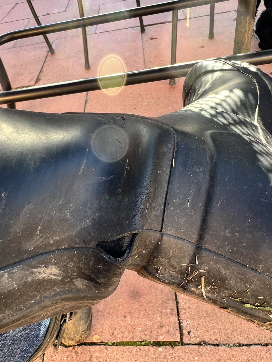 jonpenton's tweet photo. @HunterBoots my partner bought me a green pair last Christmas. One failed and you kindly replaced with black pair in April. The black right boot failed so I have been wearing odd boots… I now notice the black left boot has also failed.

How long are the boots supposed to last? https://t.co/VVw6uGFWSP