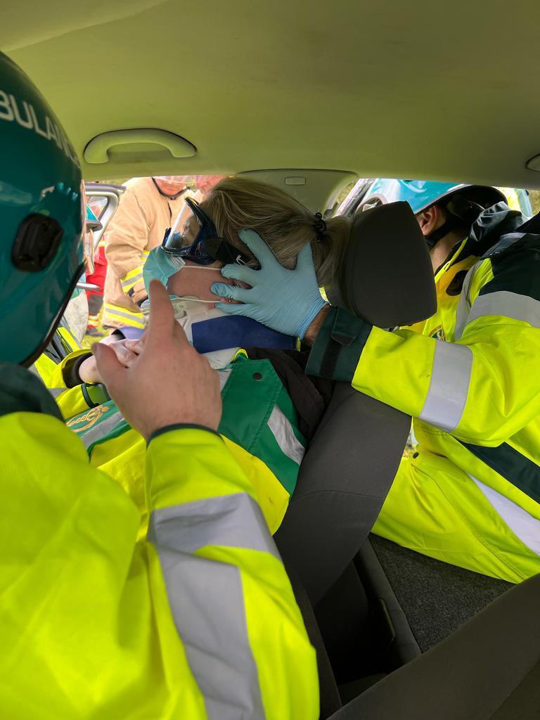 NIAS999's tweet photo. Our latest AAP course continue their training at @ulsteruni in Coleraine. This week they got to experience the benefits of interagency working with @NIFRSOFFICIAL at RTCs requiring extrication under the watchful eyes of tutors @mcgeownsean, @davidmarshall07 and @briansm https://t.co/bXxk1Y0SAr