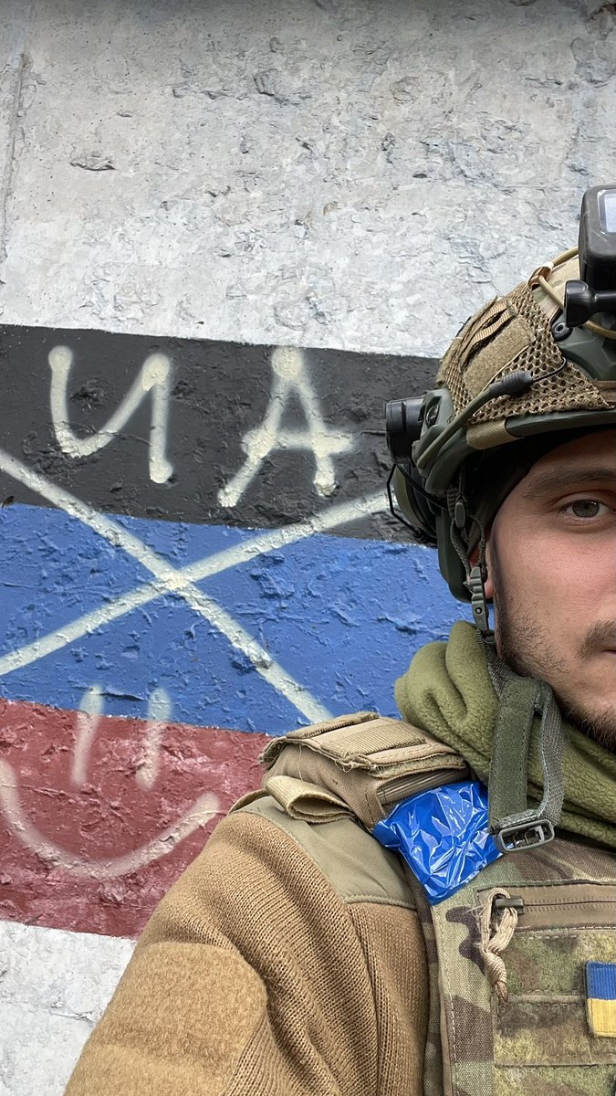 Чувачок, що тусить місяцем🌚 tweet media