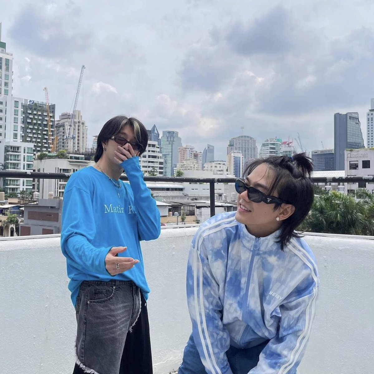 caramgel's tweet photo. “..we starting to have a lot of similar stuff. we almost look like twins.” —Us.

#BuildJakapan #Beyourluve #UsNititorn #usbuild https://t.co/tY4GBNj8jo