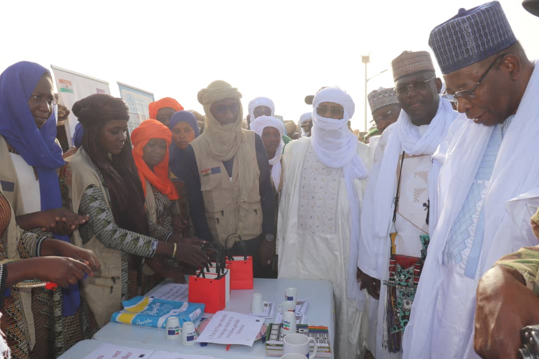 dueniger's tweet photo. Le Premier Ministre 🇳🇪 @ouhoumoudou avec #lafadadesfilles sur le stand de l’🇪🇺 à la #curesalee. Insigne honneur et occasion de promouvoir  l’éducation des filles et la lutte contre toute discrimination basée sur le genre. #ingall https://t.co/57cciQlhrh