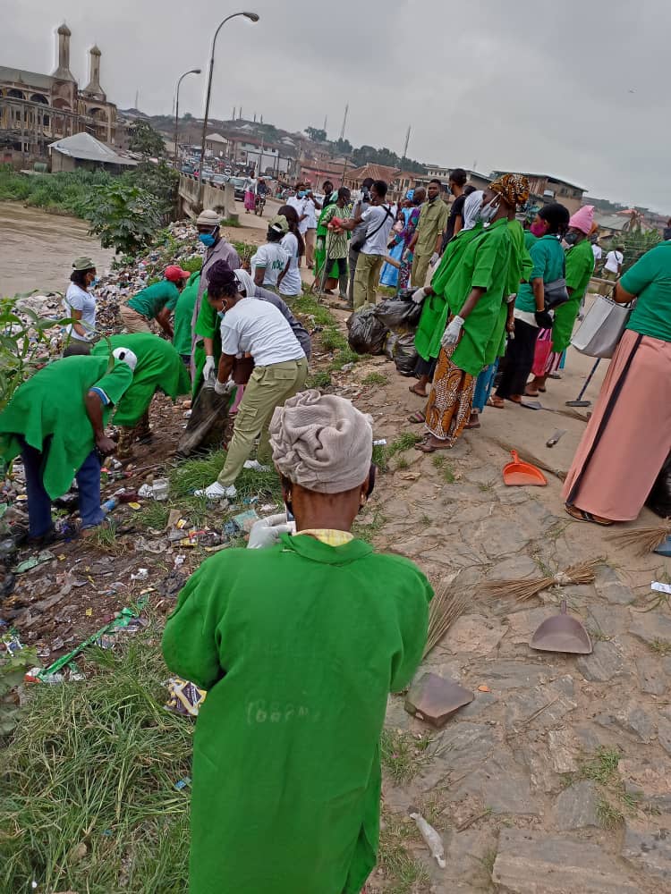 emmanuelayo72's tweet photo. The World Clean Up Day 2022 Live in Ede
#Worldcleanupday #letsdoitworld
#letsdoitnigeria #clean #osuncleanup
#Oke_Gada @cleannation29 @olujoseph12
#capws #gwcn #csdevnet #changemaker
#NationalCadetCorpsNigeria
#NATIONALCADETCORPSNIGERIA(ONDO STATE HEADQUARTERS) https://t.co/fAQ8fqdzFq