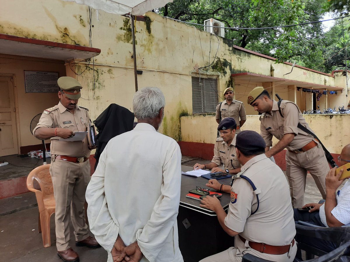 maupolice's tweet photo. समाधान/थाना दिवस के अवसर पर #spmau अविनाश पाण्डेय द्वारा क्रमशः थाना कोतवाली व दक्षिणटोला में उपस्थित रहकर की गई जनसुनवाई। #UPPolice https://t.co/v3CFo6pG0Z