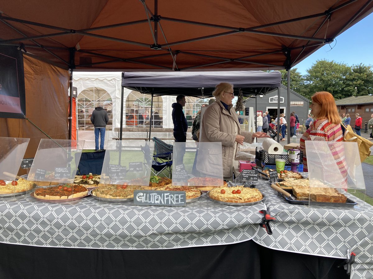 Set up @AbakhanFabrics with @RealFruitSpirit #Mostyn #cheese #gin #cakes #bread #gifts 🥳🧀All here till 3.30! 😀