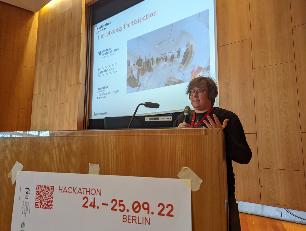 nfdi4culture's tweet image. Christiane Lindner (@BLM_Karlsruhe) stellt in einem Anwendungspitch für den #3dhackathon beseelte Museumsobjekte vor, mit denen man sich in einer Dating-App (einschließlich gescripteter Chats!) matchen kann. Umgesetzt mit vielen verschiedenen Beteiligten. Alles Open Source. ^lh