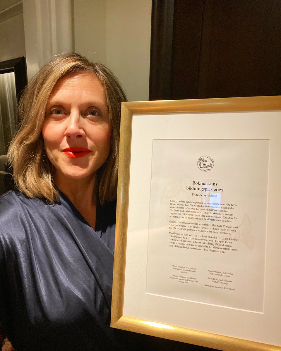 ”Med bildning som verktyg och en obändig tro på att kärleken till våra barn kan bli det som förenar oss i kampen för en framtid värd namnet arbetar hon med att sprida kunskap, mobilisera och bidra till klimatomställningen.” Grattis @klimatfrida till @bokmassanGbgs bildningspris!