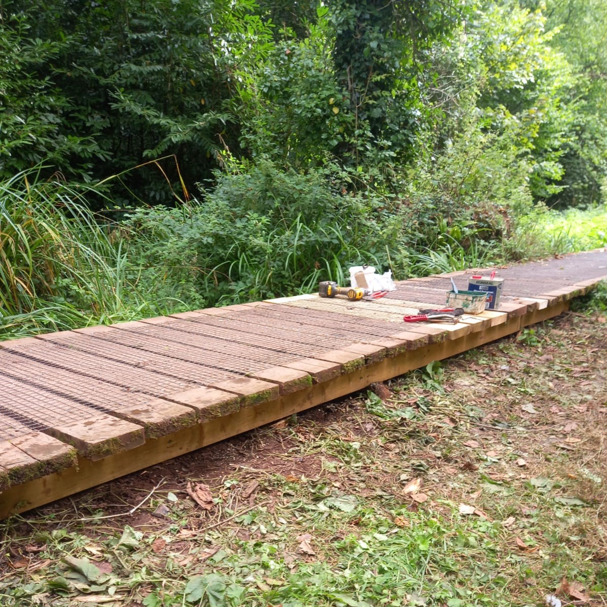 CockingtonPark's tweet photo. Our rangers have been in the Cockington Water Meadows this week fixing a section of collapsed boardwalk. This is a popular walk that meanders through meadows and woodland, connecting Cockington to the coast.

#countrysiderangers #cockingtonwatermeadows #footpathmaintenance https://t.co/Z5kFQKyhbN