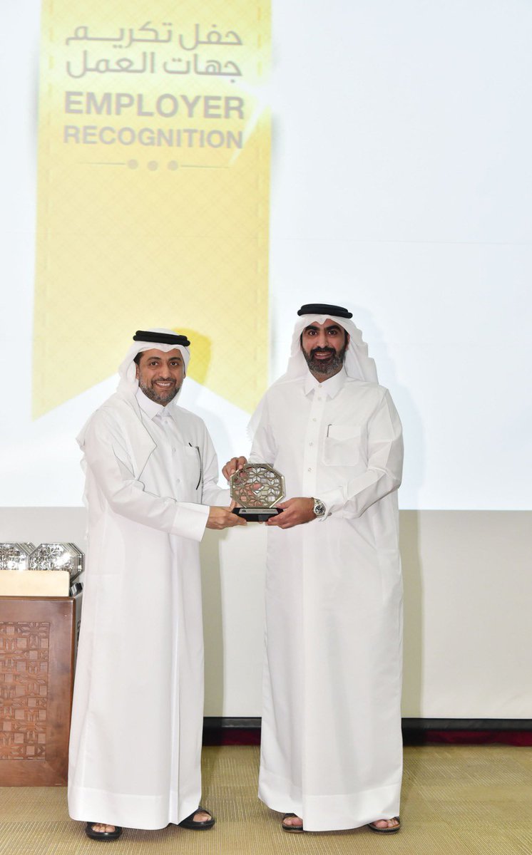 AR_LAW_FIRM's tweet photo. تشرف مكتب عبدالرحمن آل محمود ان يكون  من ضمن أحد افضل ست مكاتب محاماه تم تكريمها من قبل #جامعة_قطر @QatarUniversity فيما يتعلق بتدريب طلبة #كلية_القانون و قام سعادة الدكتور حسن بن راشد الدرهم رئيس جامعة قطر @QU_President مشكورا بتسليم الاستاذ عبدالرحمن آل محمود درع التكريم https://t.co/hOkH748xc3