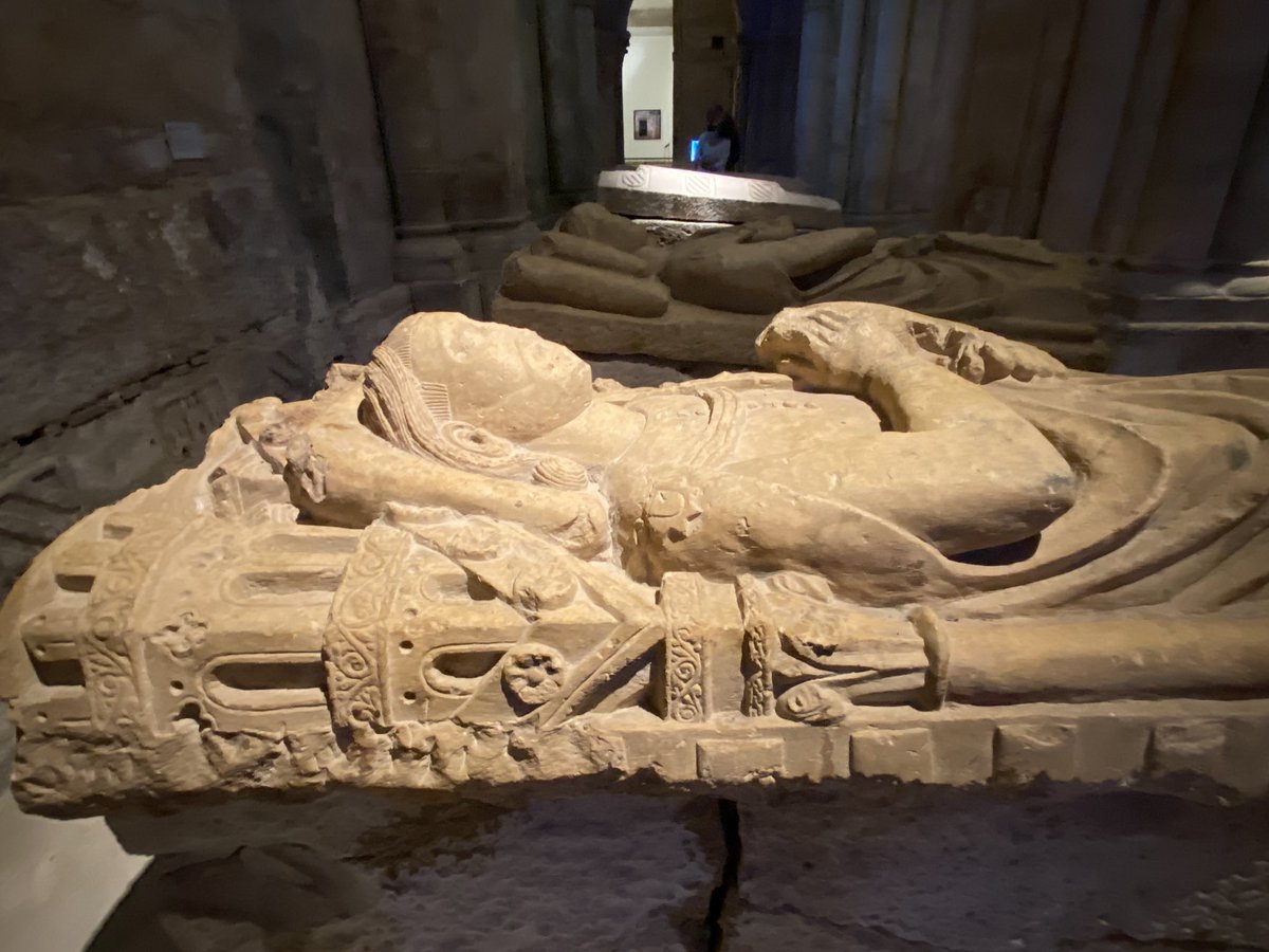 idayvueltablog's tweet photo. La sobriedad del románico está presente en la iglesia del monasterio de #santamarialareal de #aguilardecampoo Hoy acoge el centro expositivo dedicado al arte románico y el territorio. La magnífica iluminación crea un ambiente único. @canalpatrimonio @CyLesVida https://t.co/k8yP1EPA2n