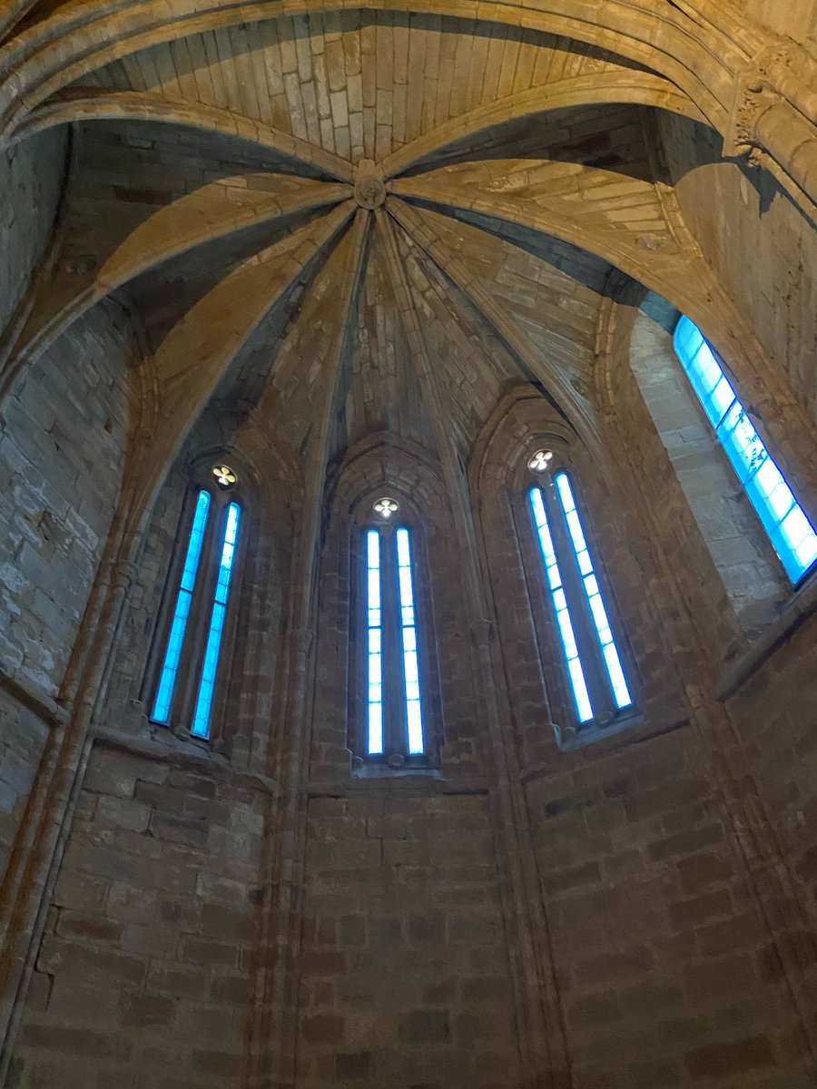 idayvueltablog's tweet photo. La sobriedad del románico está presente en la iglesia del monasterio de #santamarialareal de #aguilardecampoo Hoy acoge el centro expositivo dedicado al arte románico y el territorio. La magnífica iluminación crea un ambiente único. @canalpatrimonio @CyLesVida https://t.co/k8yP1EPA2n